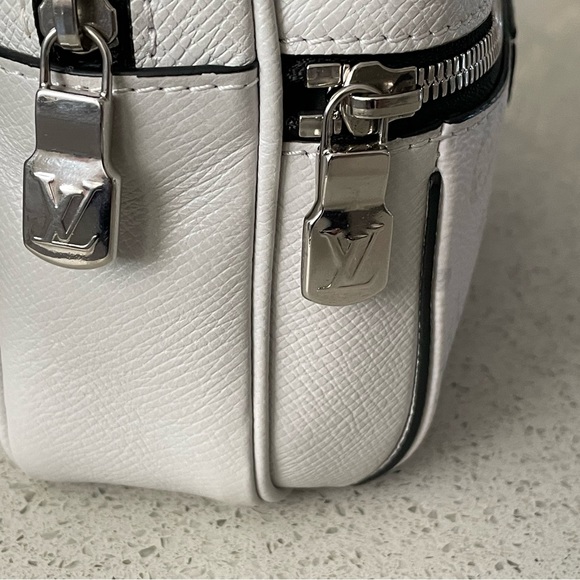 LV Bumbag Taiga White - Picture 7 of 9